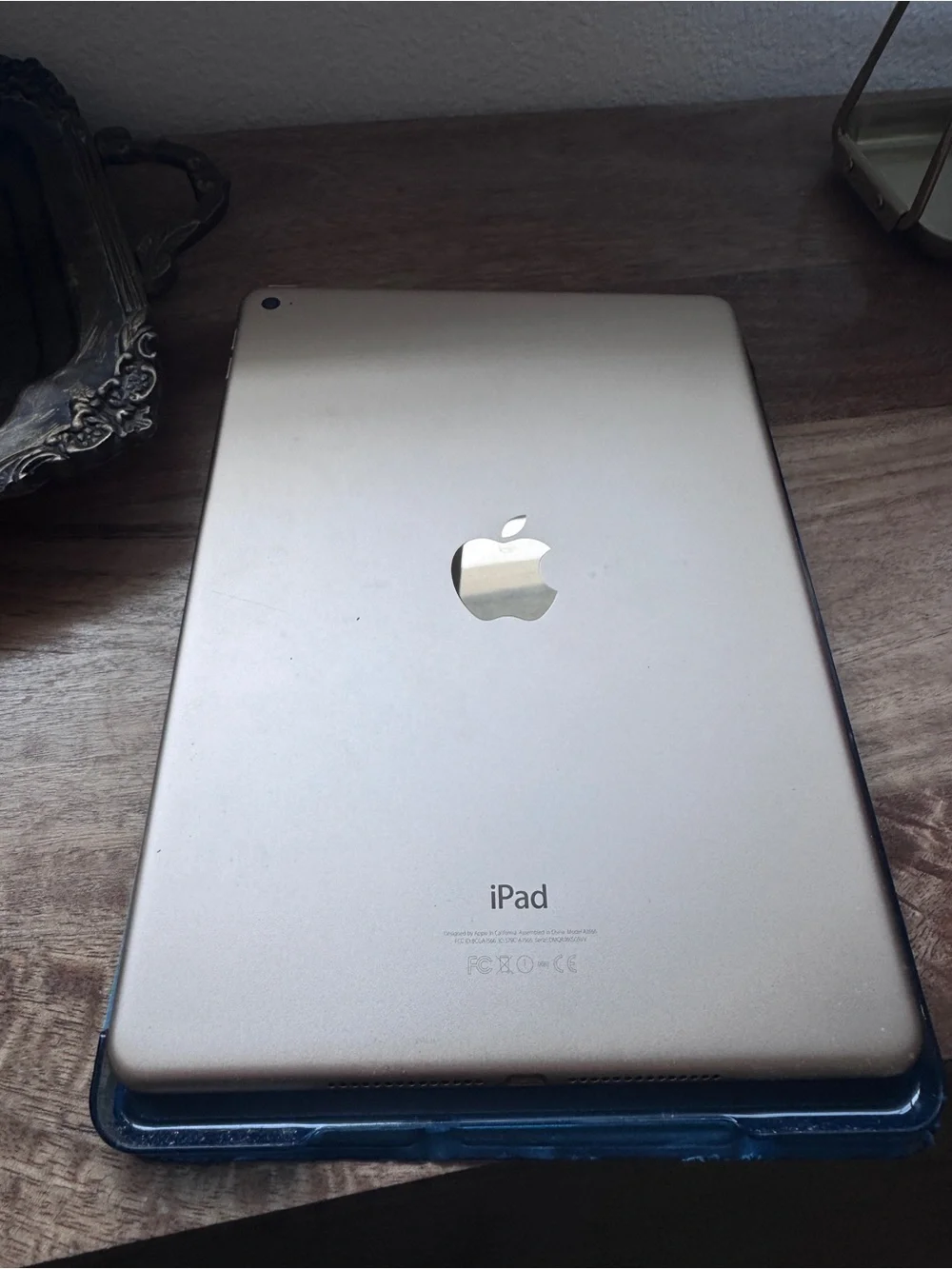 Apple IPad Air 2: Silver Tablet with Black Screen - iPad Style